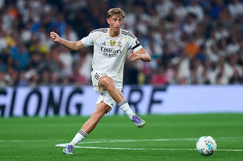 أبعاد التحول التكتيكي: هويسين ومقارنة أسلوب كروس في ريال مدريد