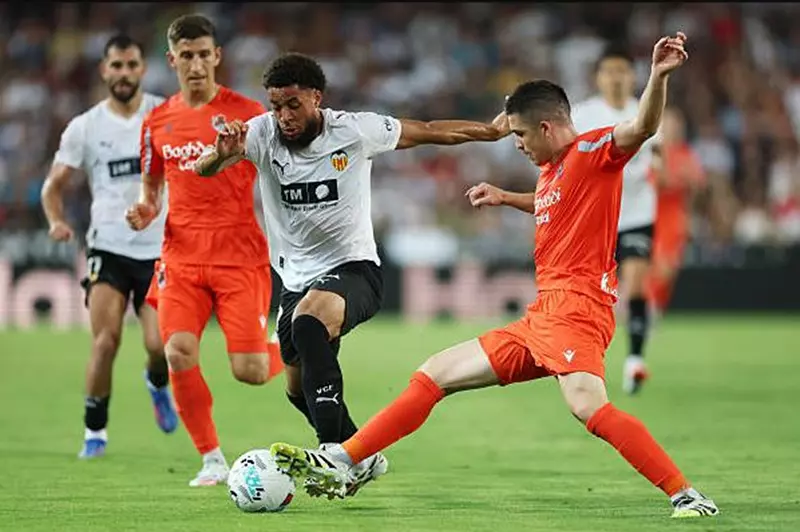 الدوري الإسباني: تعادل ريال سوسيداد وفوز مثير لألافيس ضد ليفانتي